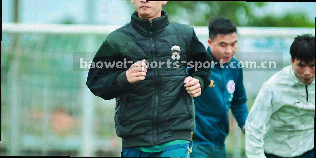 宝威体育平台常见问题帮助专区，覆盖赛事订阅、下载安装、注册与数据导出指引，界面以深空蓝与荧光绿呈现